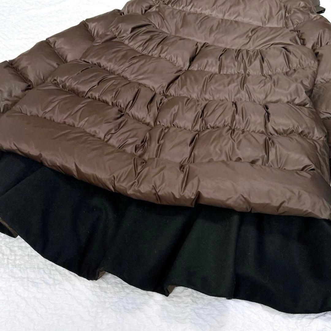 美品✨モンクレール　フリルダウンコート　フード　ペプラム　カーキ　ロゴワッペン