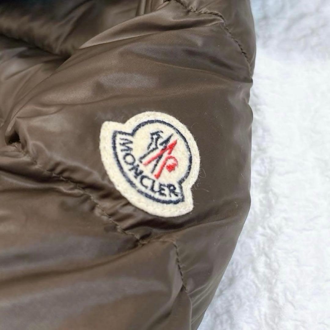 美品✨モンクレール　フリルダウンコート　フード　ペプラム　カーキ　ロゴワッペン