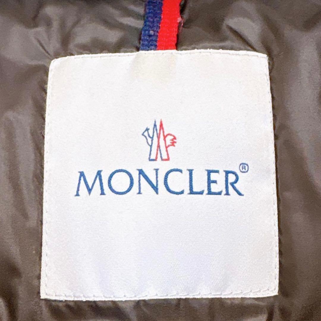 美品✨モンクレール　フリルダウンコート　フード　ペプラム　カーキ　ロゴワッペン