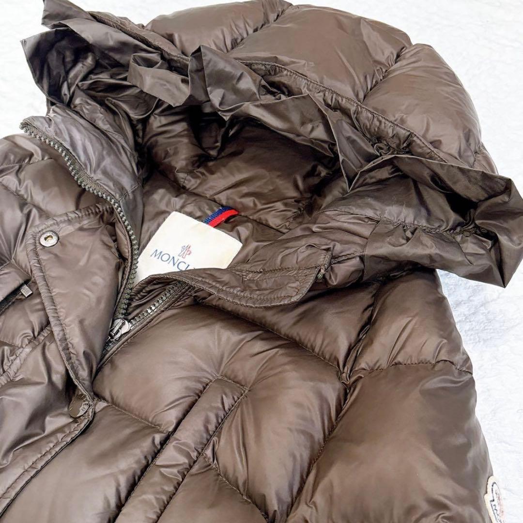 美品✨モンクレール　フリルダウンコート　フード　ペプラム　カーキ　ロゴワッペン