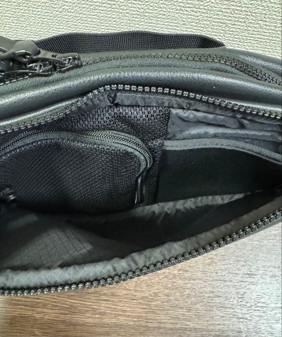 THE NORTH FACE チューニングレザーボディバッグ ブラック