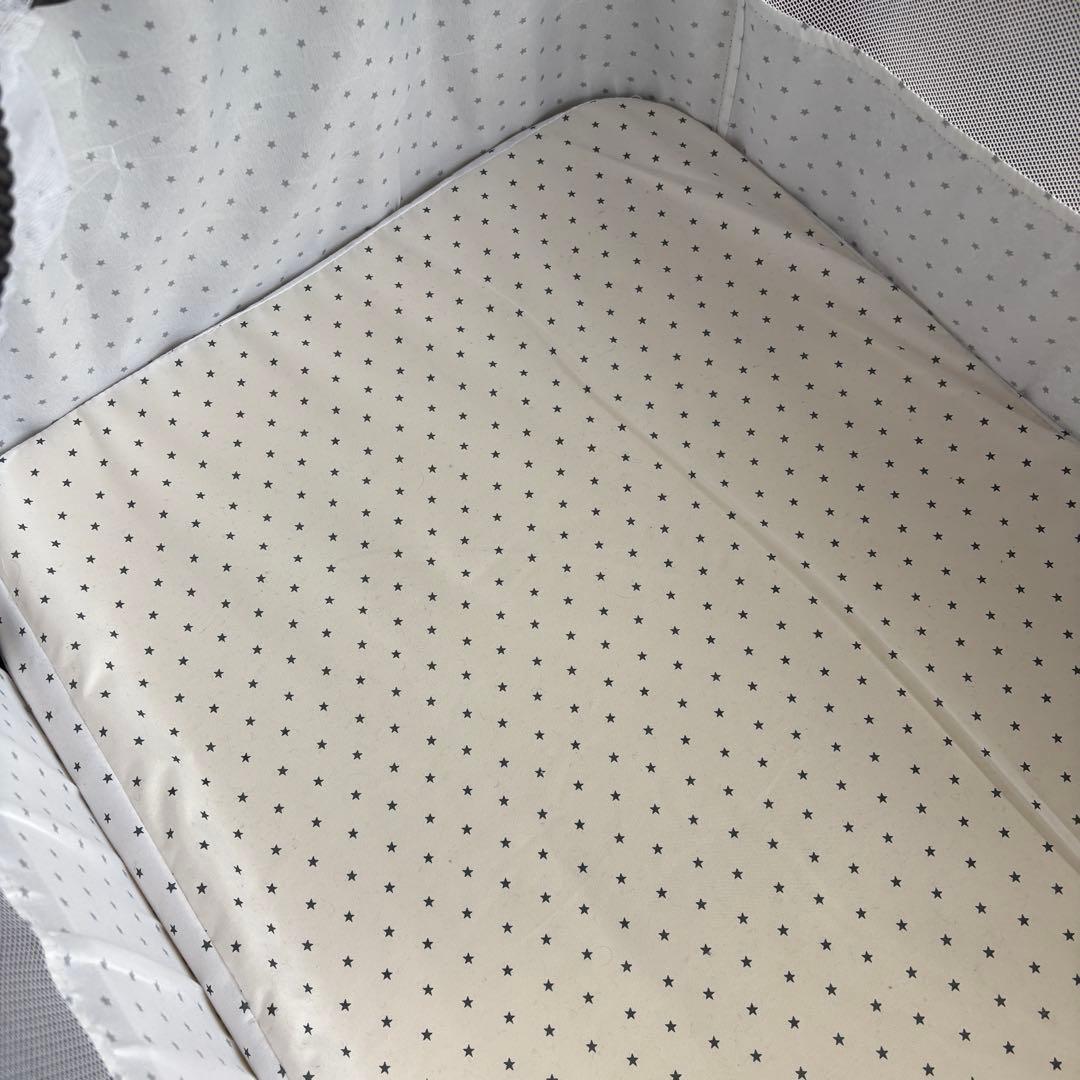 Mozalida折りたたみベビーベッド グレー　メッシュカバー付き