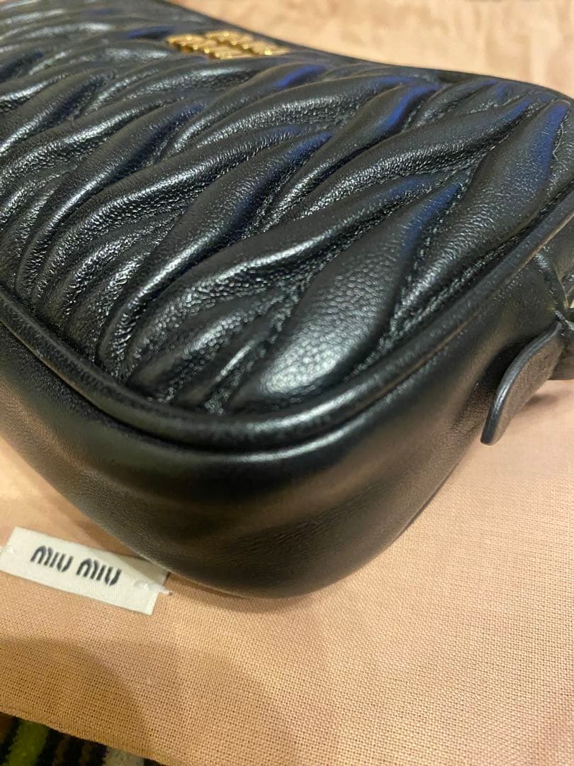 美品・国内購入　ミュウミュウ　マテラッセ　レザーポーチ