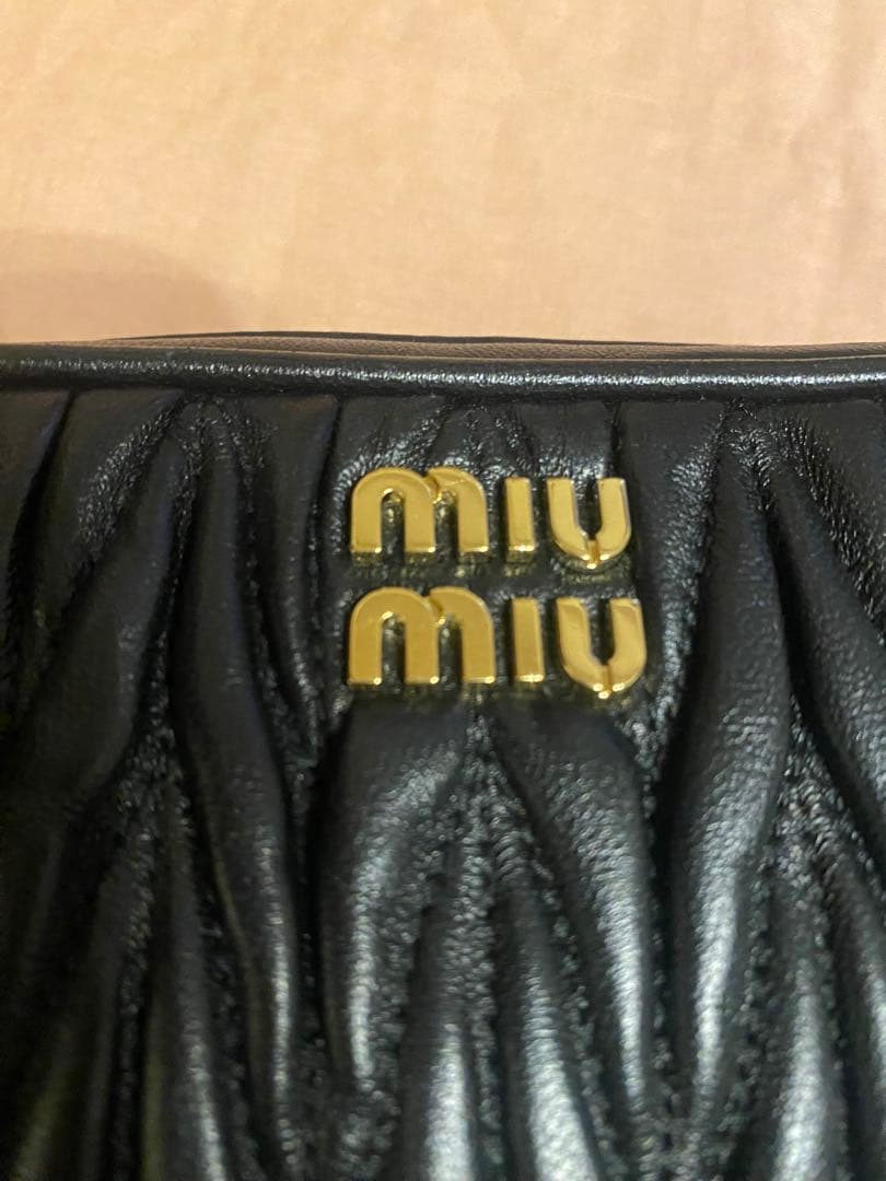 美品・国内購入　ミュウミュウ　マテラッセ　レザーポーチ