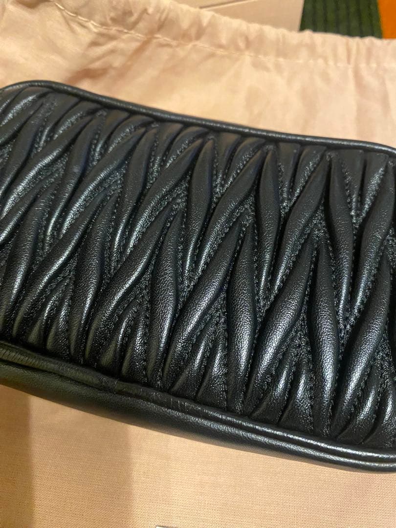 美品・国内購入　ミュウミュウ　マテラッセ　レザーポーチ