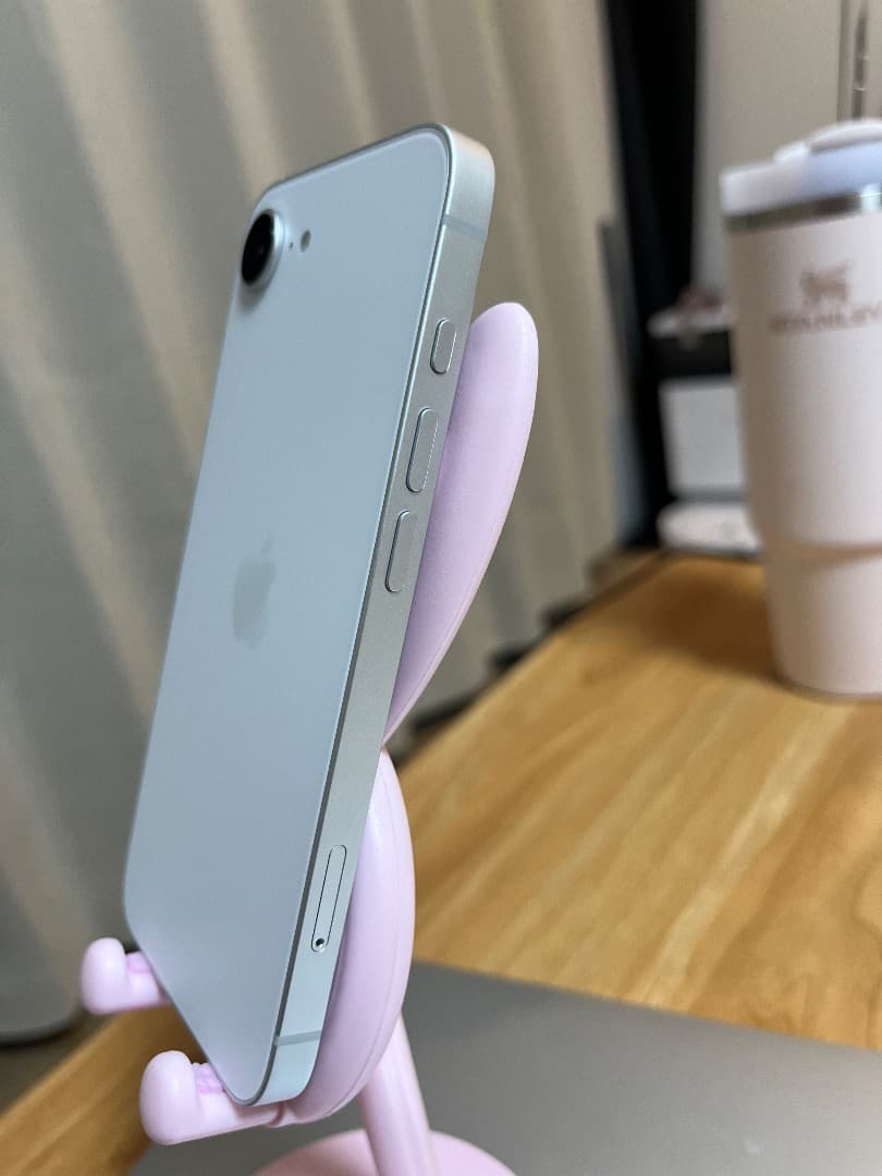 新品に近い 美品 iPhone 16e ホワイト 128GB バッテリー100%