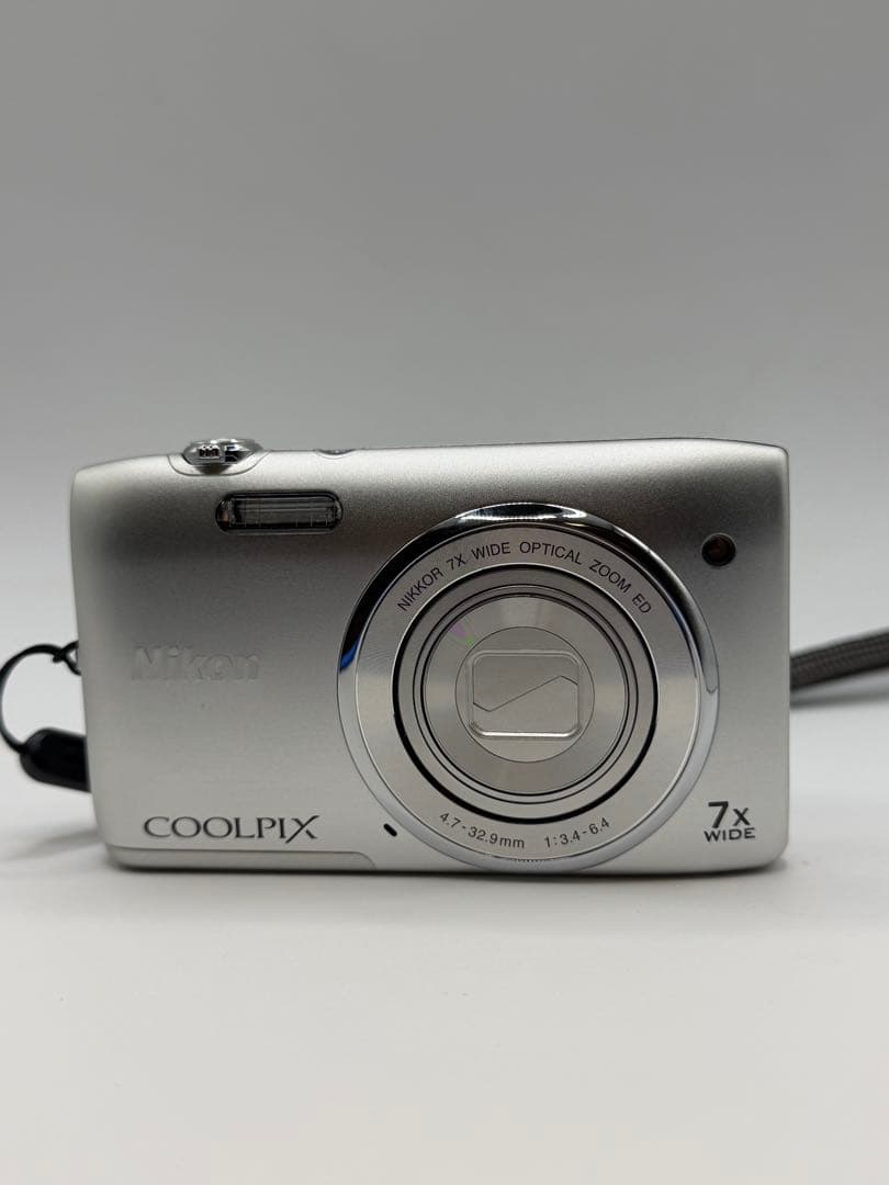 Nikon Coolpix S3400 デジタルカメラ、色はシルバー、状態良好。