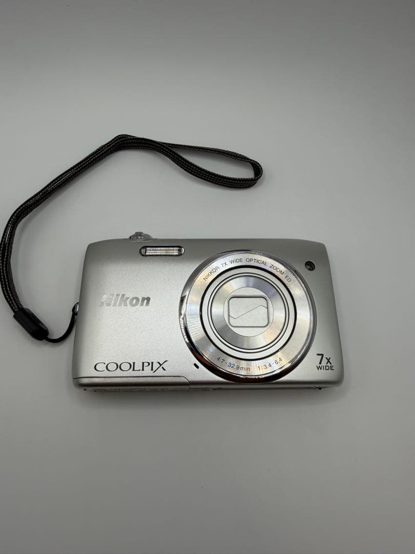 Nikon Coolpix S3400 デジタルカメラ、色はシルバー、状態良好。