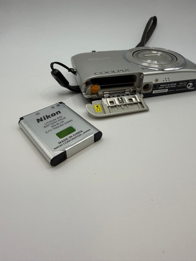 Nikon Coolpix S3400 デジタルカメラ、色はシルバー、状態良好。