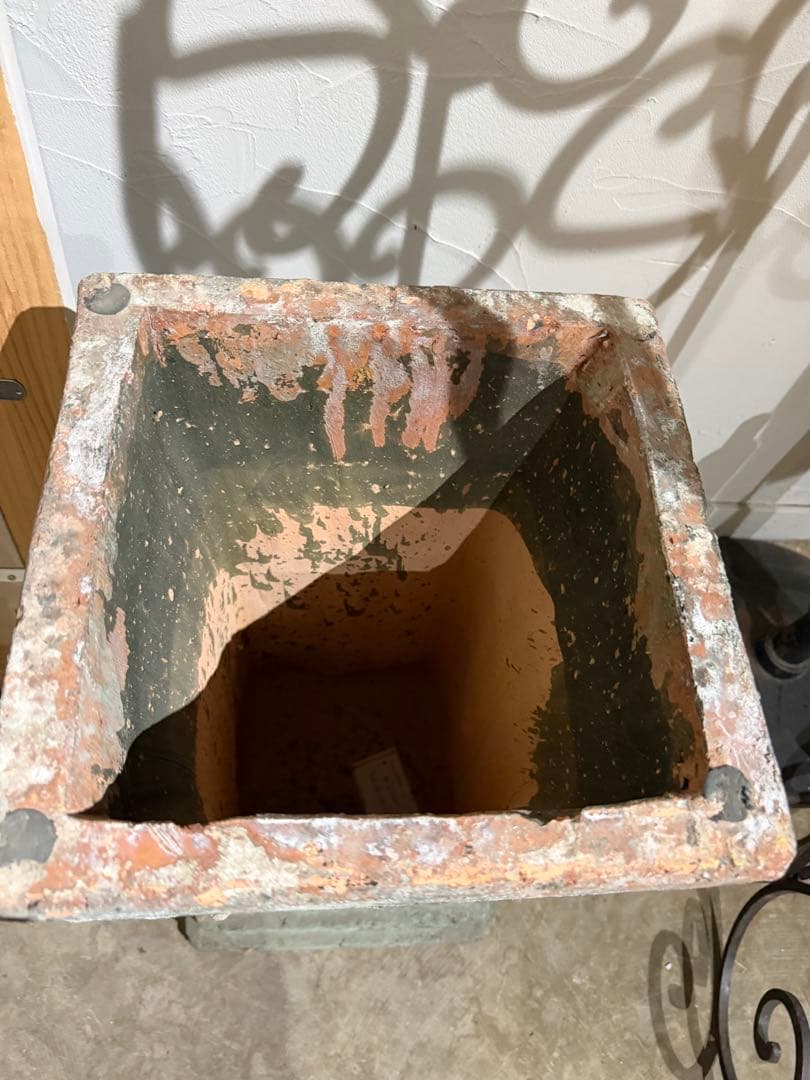 装飾が素敵な大きなアンティーク風プランター