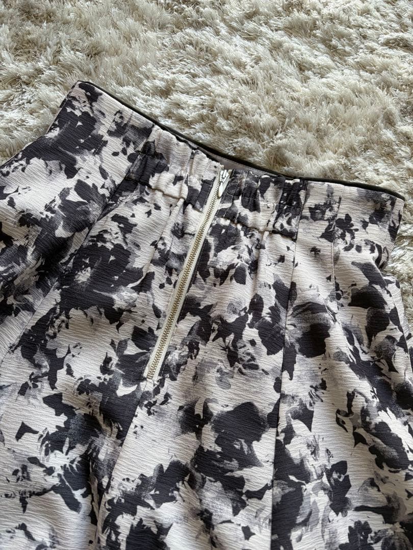 （新品未使用）アプワイザーリッシェ♡モノトーンフラワースカート