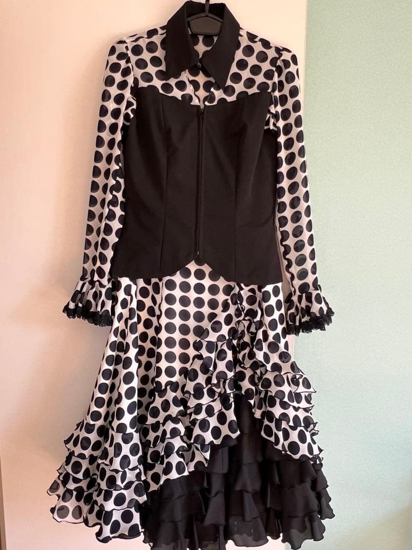 フラメンコ　ツーピース　 白黒水玉 フリル付き