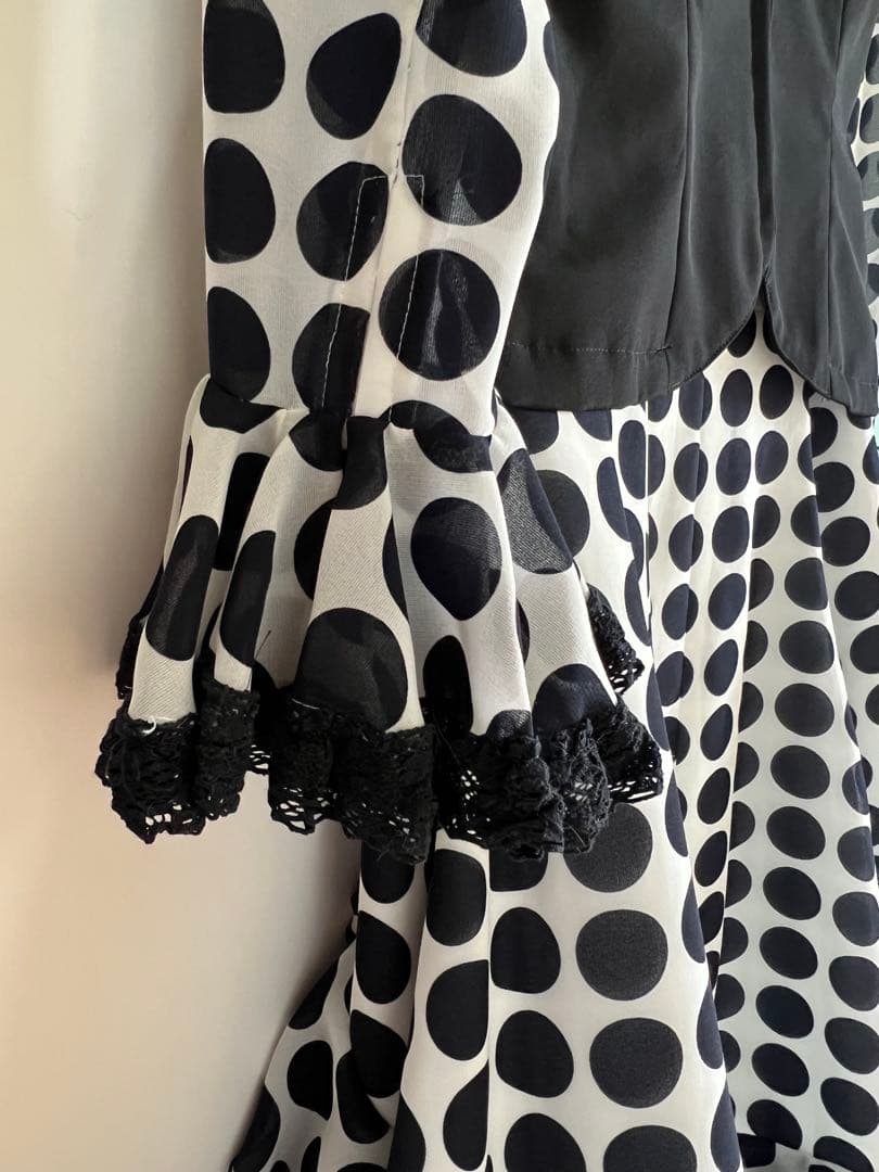 フラメンコ　ツーピース　 白黒水玉 フリル付き