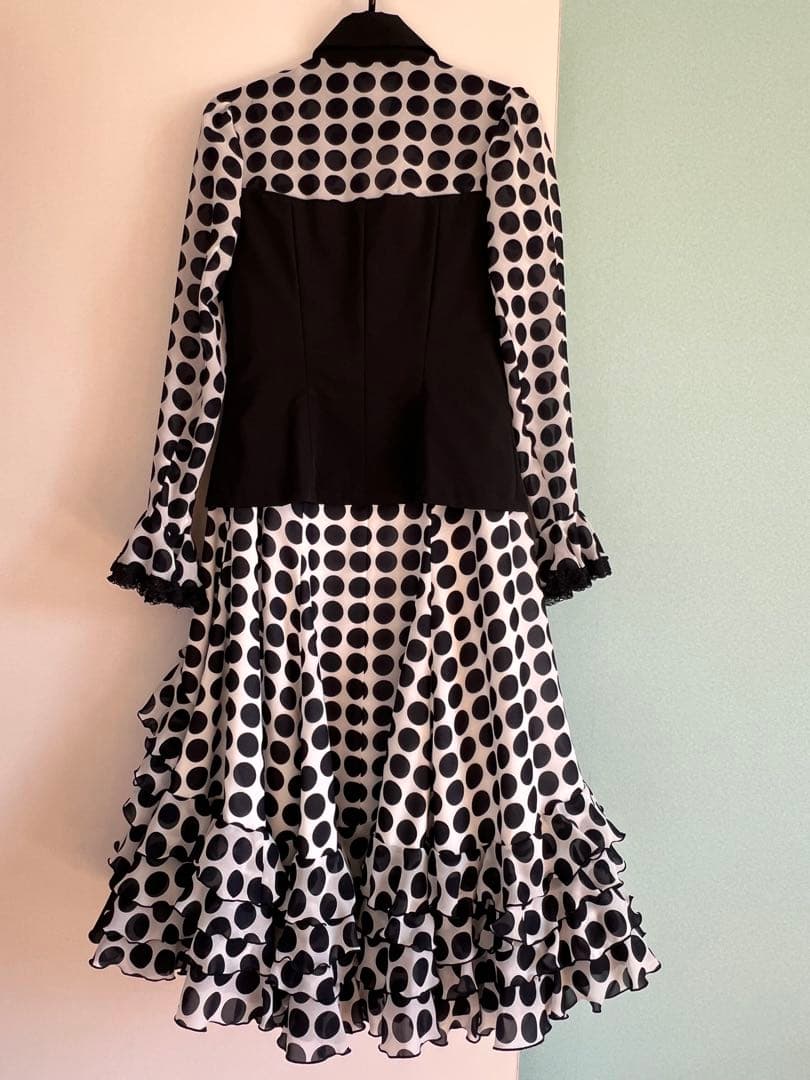 フラメンコ　ツーピース　 白黒水玉 フリル付き
