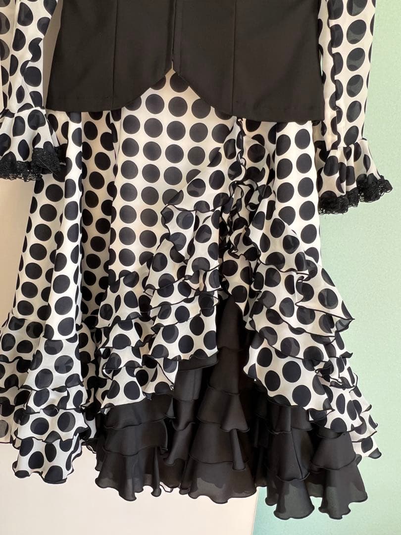 フラメンコ　ツーピース　 白黒水玉 フリル付き