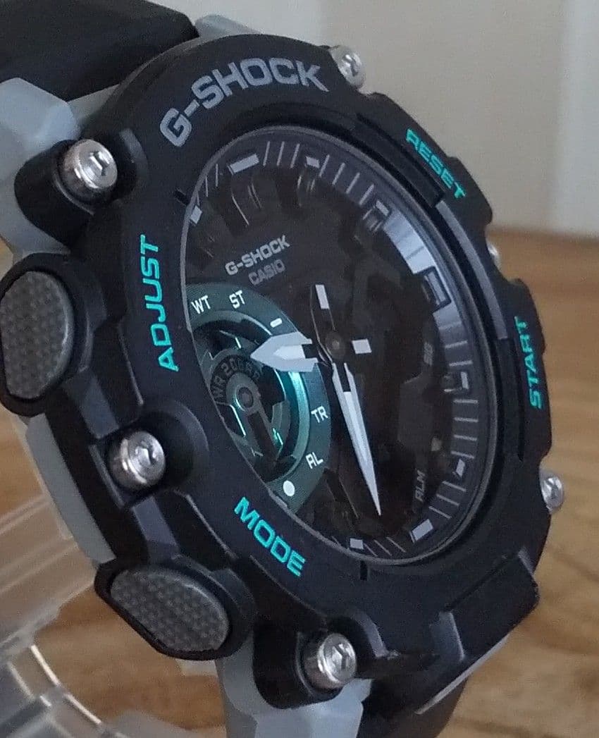 カシオ G-SHOCK GA-2200M カーボンコアガード構造