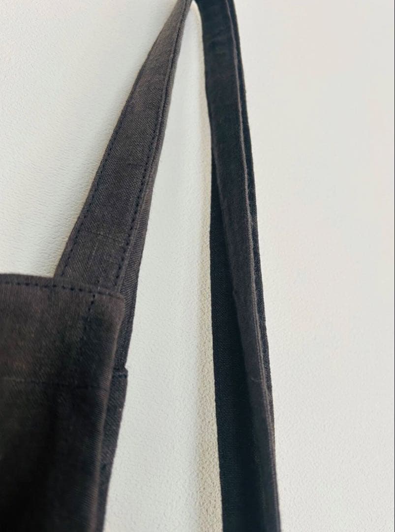 norikoページ 天日干しリネンエプロン 墨黒：ベージュ