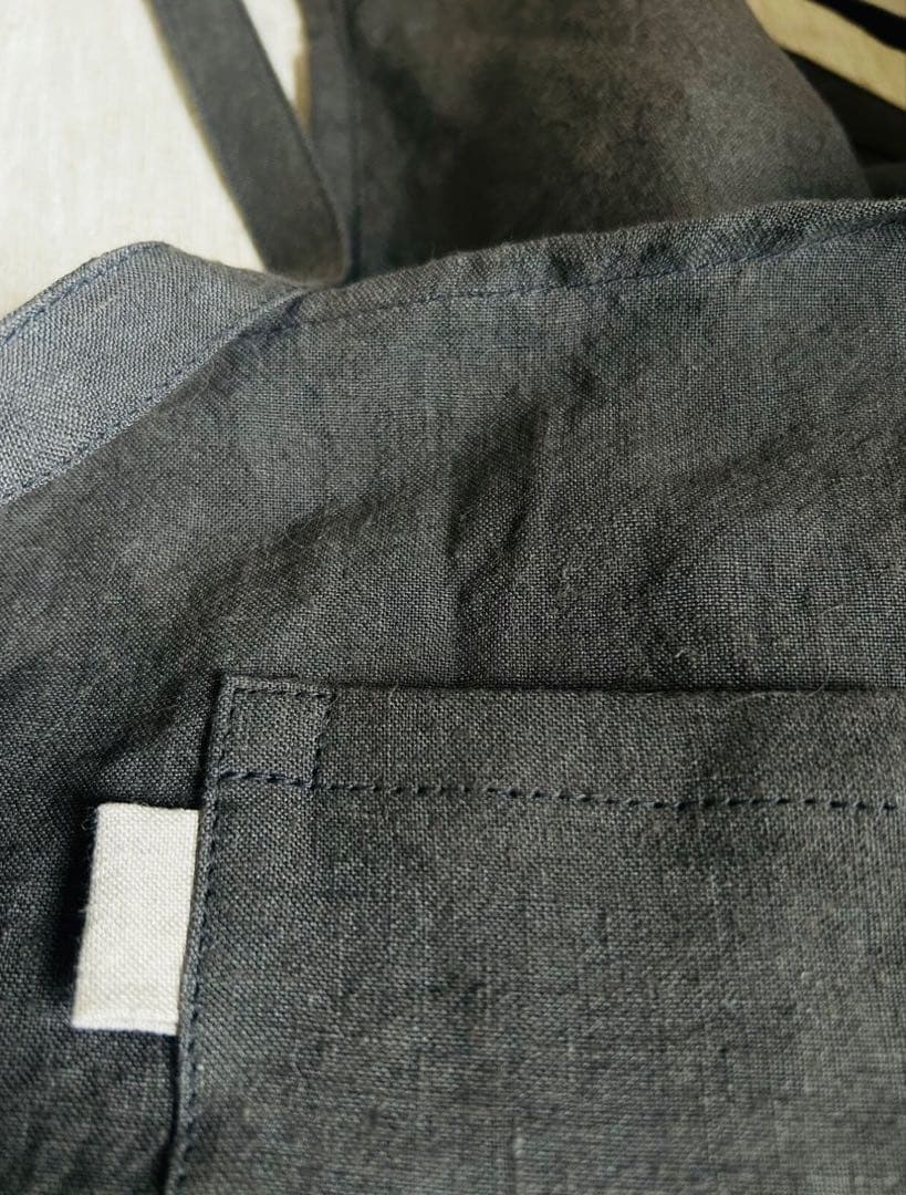 norikoページ 天日干しリネンエプロン 墨黒：ベージュ