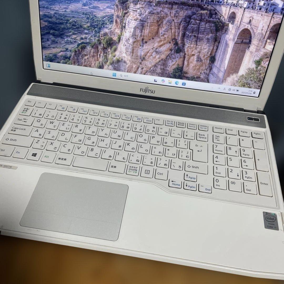 GW特価　美品　高性能i7 ホワイト 富士通 ノートパソコン 大画面