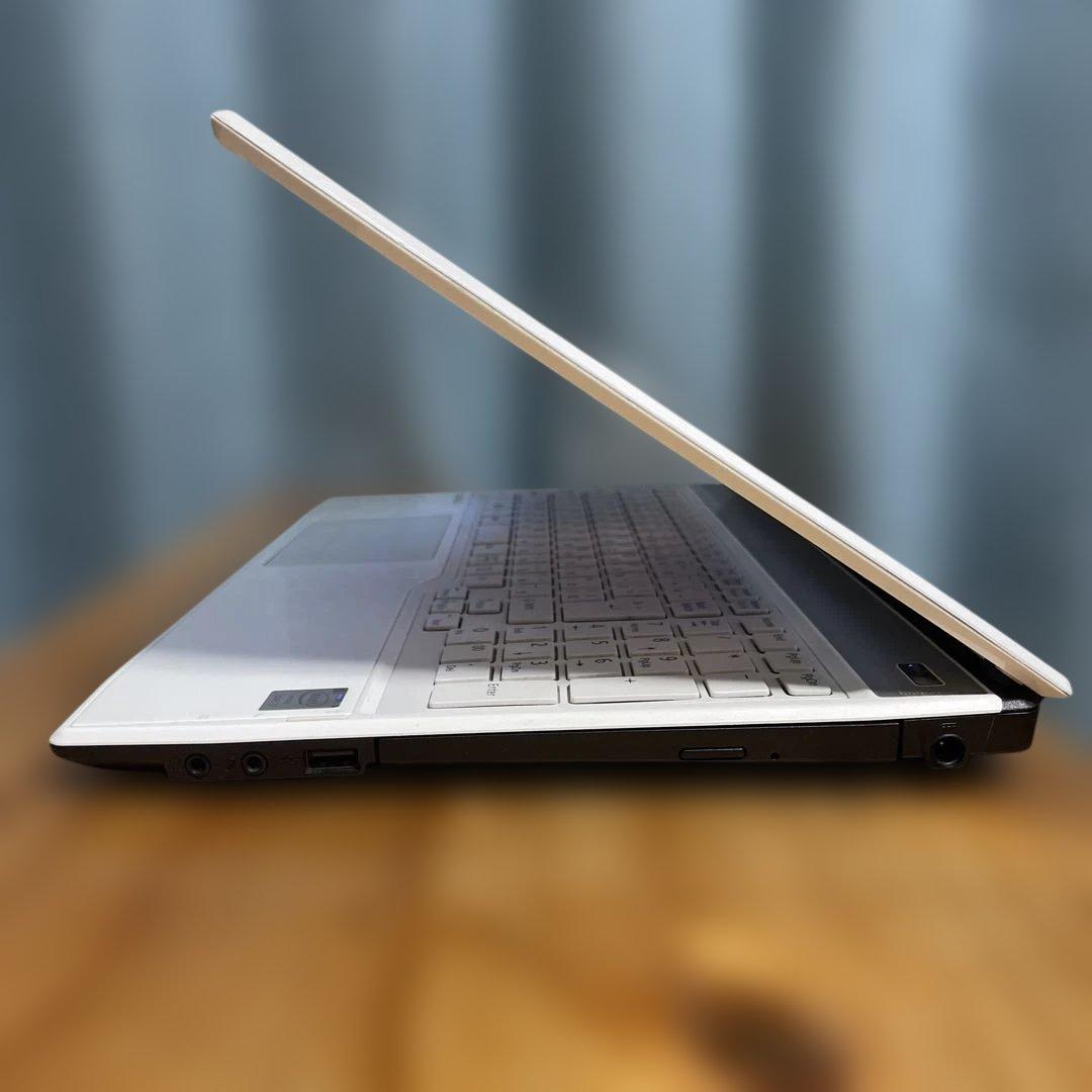 GW特価　美品　高性能i7 ホワイト 富士通 ノートパソコン 大画面