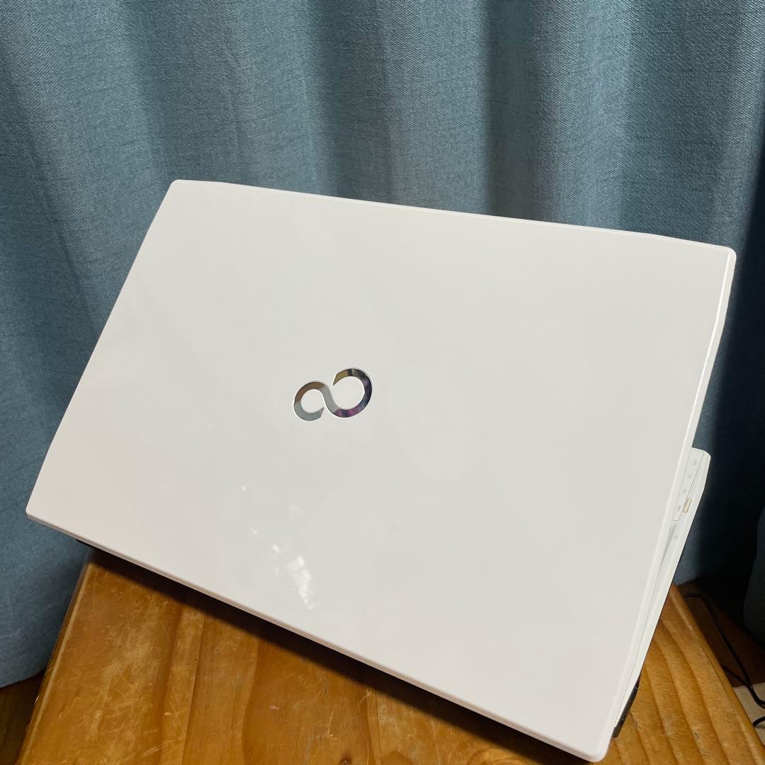 GW特価　美品　高性能i7 ホワイト 富士通 ノートパソコン 大画面