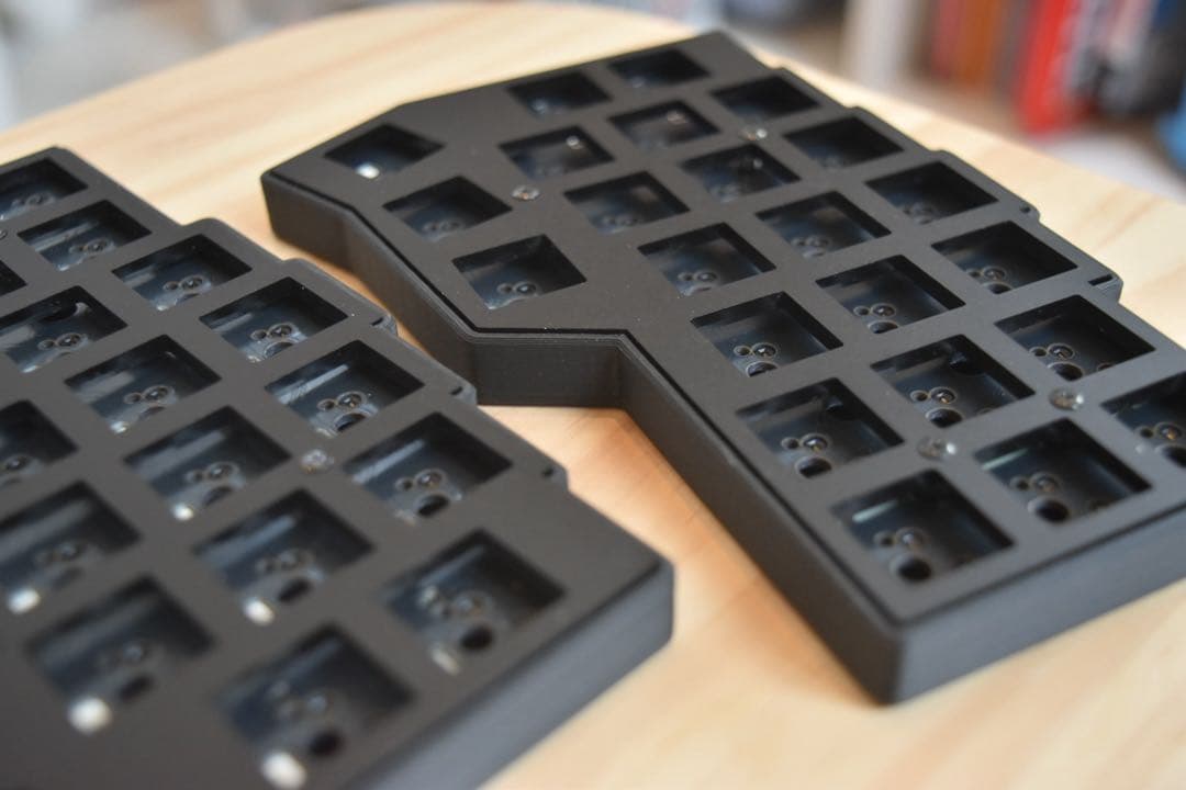 corne v4 cherry マットブラック　ベアボーン