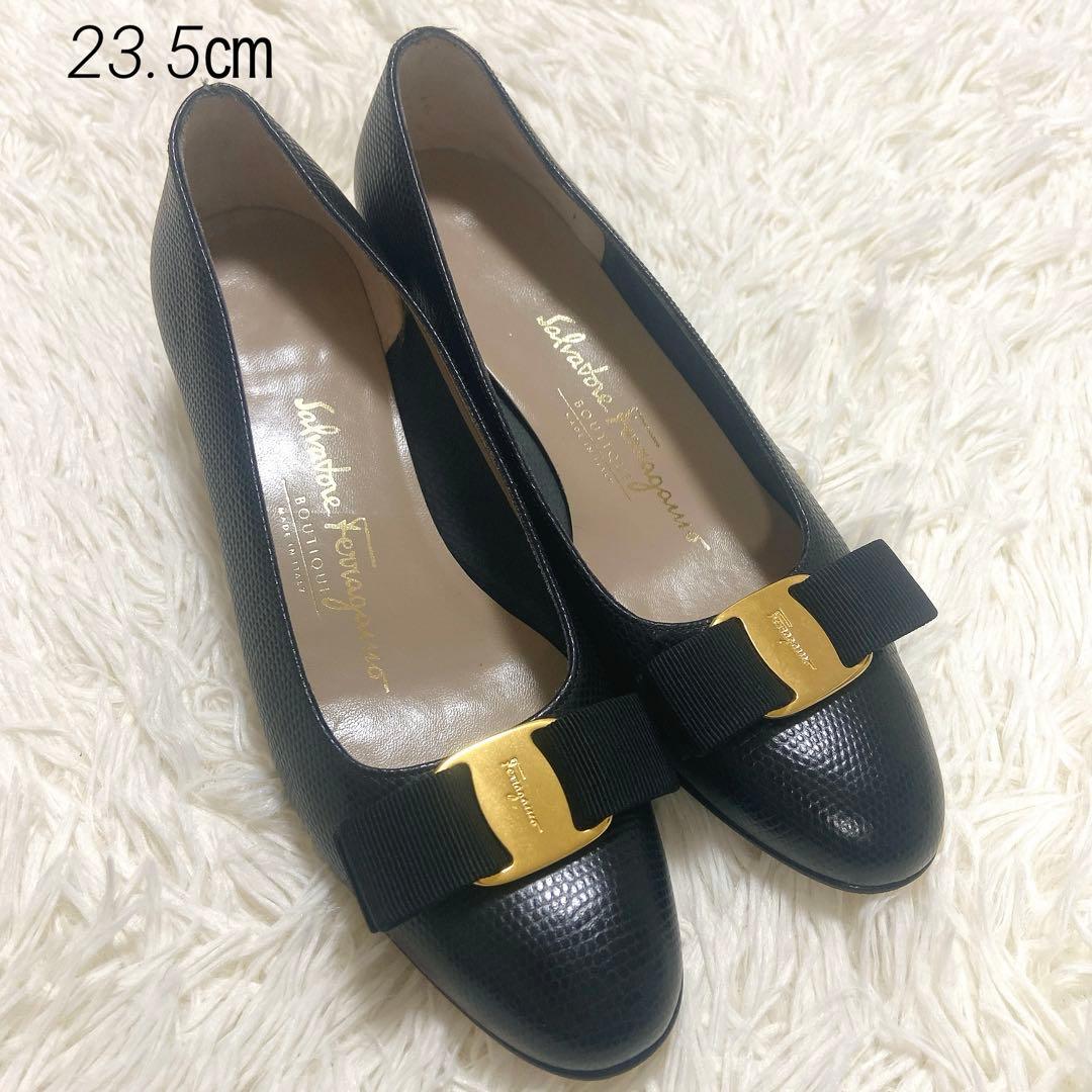 【美品】フェラガモ　ヴァラリボン パンプス　型押し　ブラック　23.5