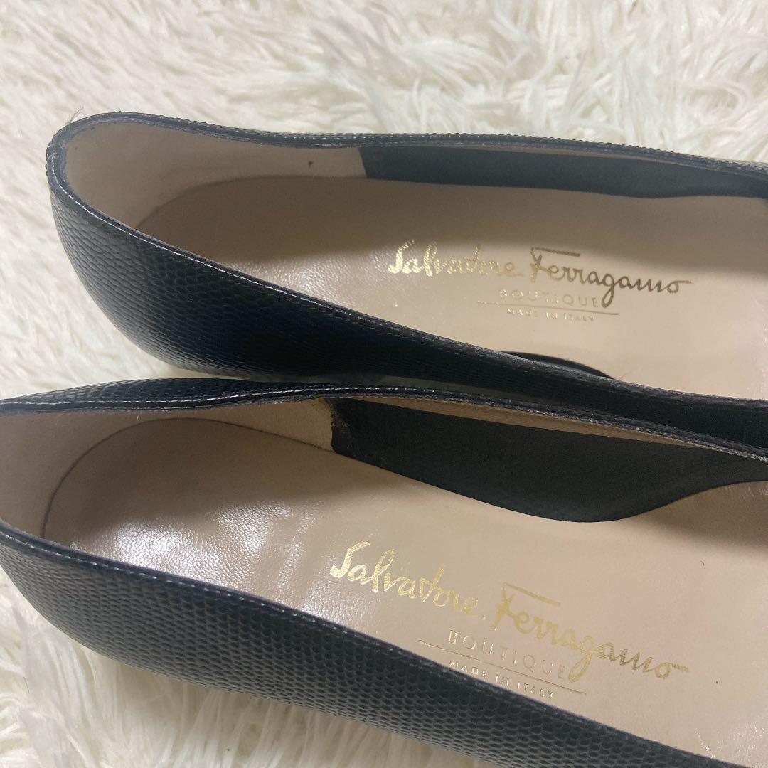 【美品】フェラガモ　ヴァラリボン パンプス　型押し　ブラック　23.5