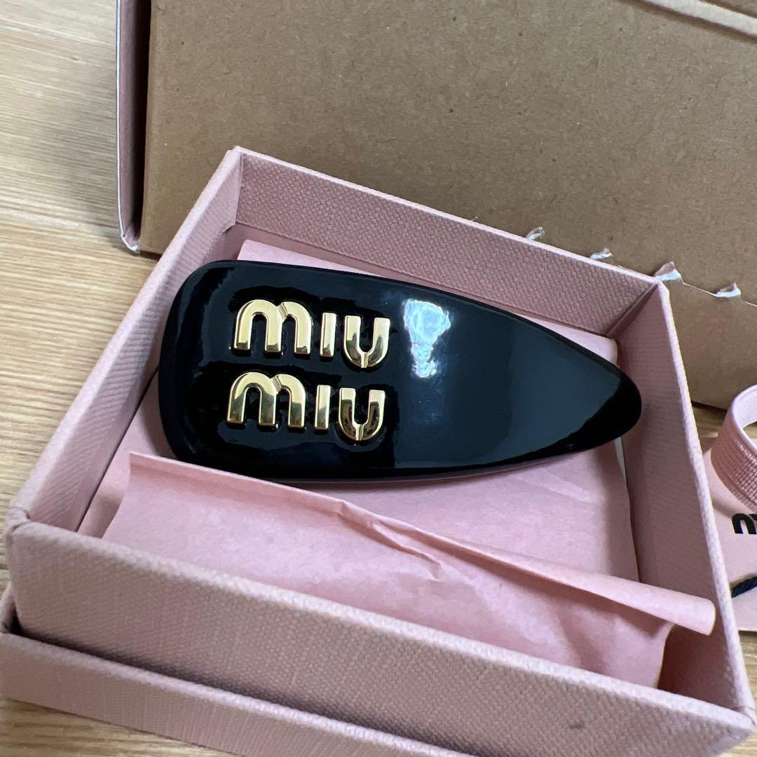 miumiu パテントレザーヘアクリップ ブラック