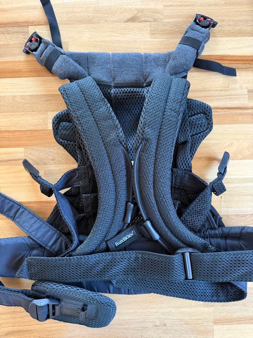 ベビービョルンハーモニー抱っこ紐とスモルビ抱っこ紐