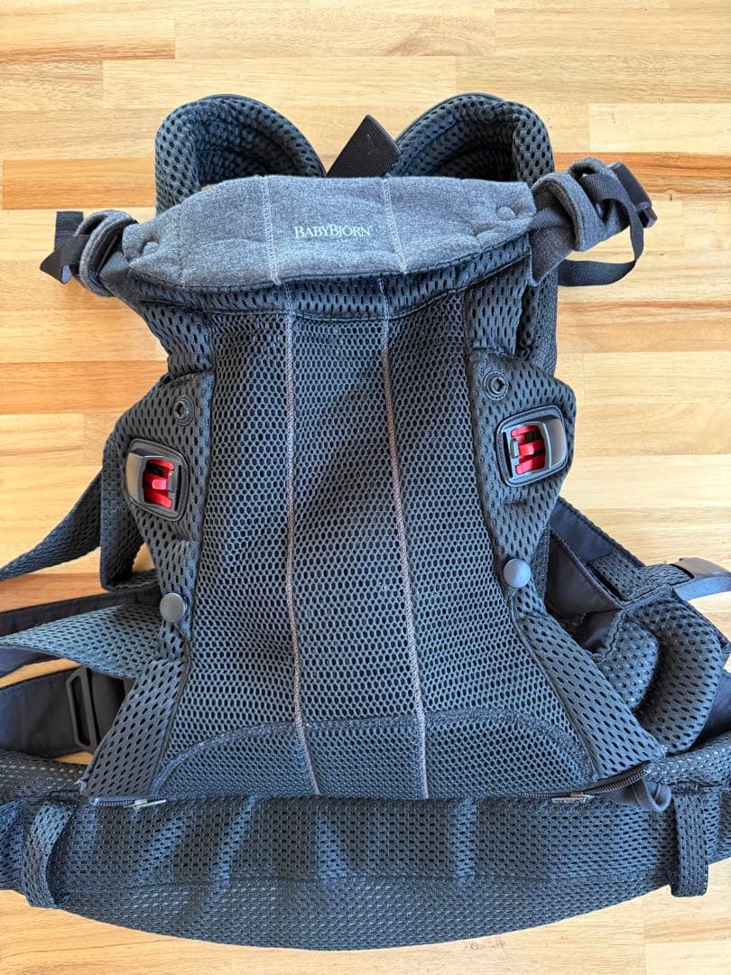 ベビービョルンハーモニー抱っこ紐とスモルビ抱っこ紐