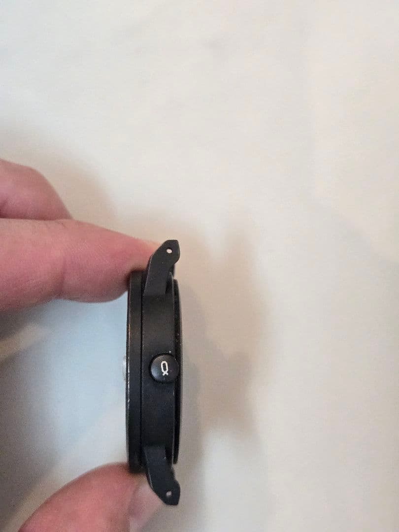 軽くて使いやすいKnotのチタン製ソーラー腕時計