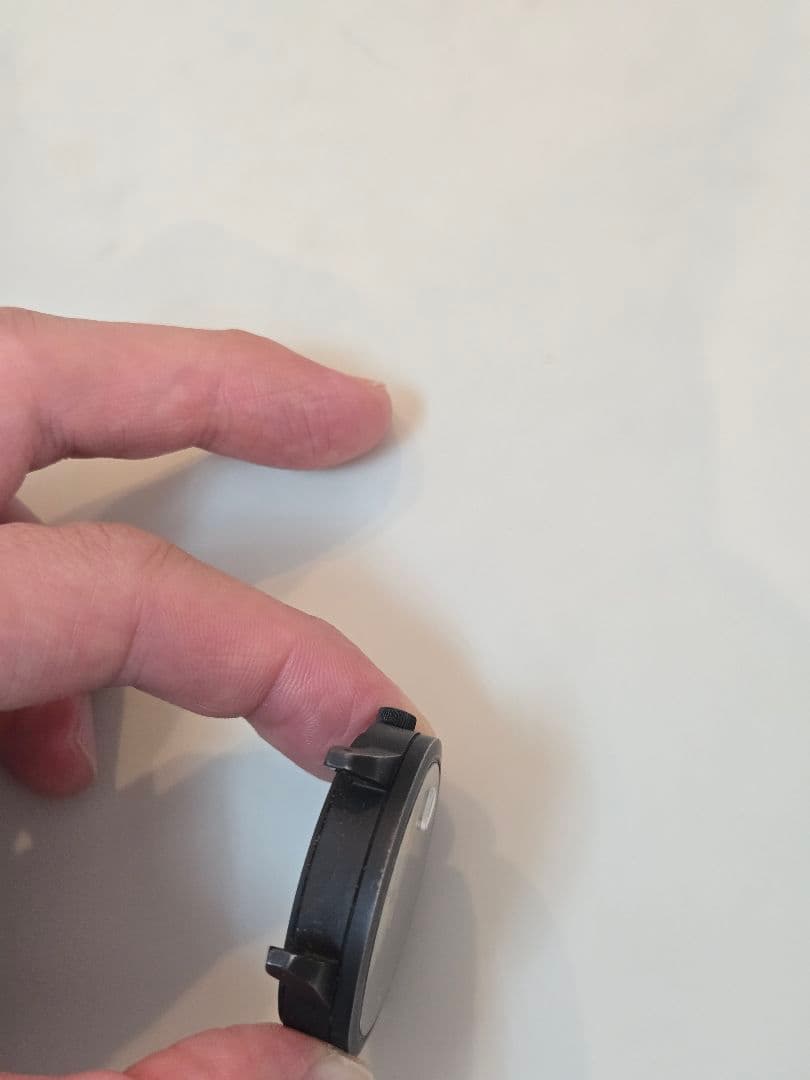 軽くて使いやすいKnotのチタン製ソーラー腕時計