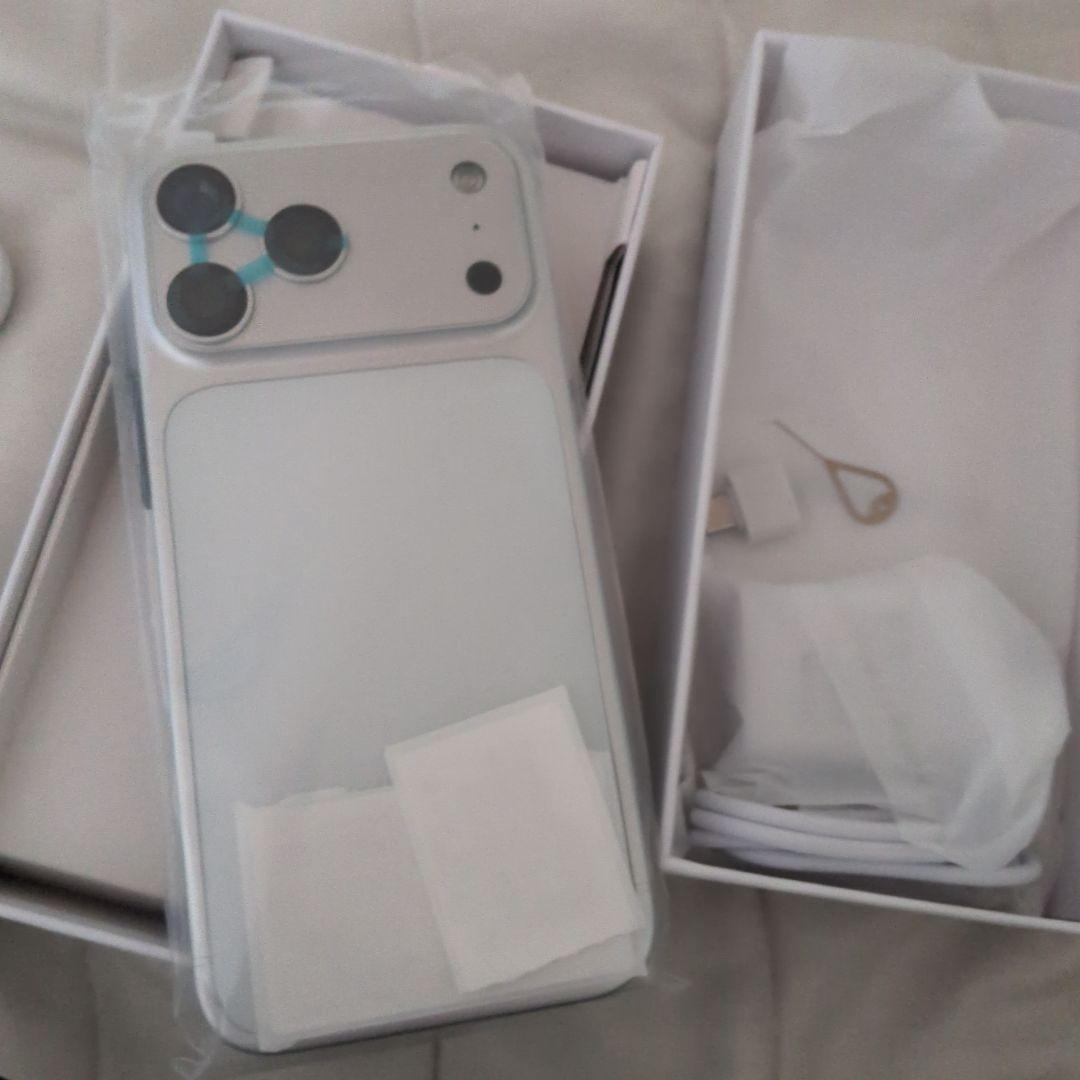 未使用 ホワイトスマートフォン 3カメラ