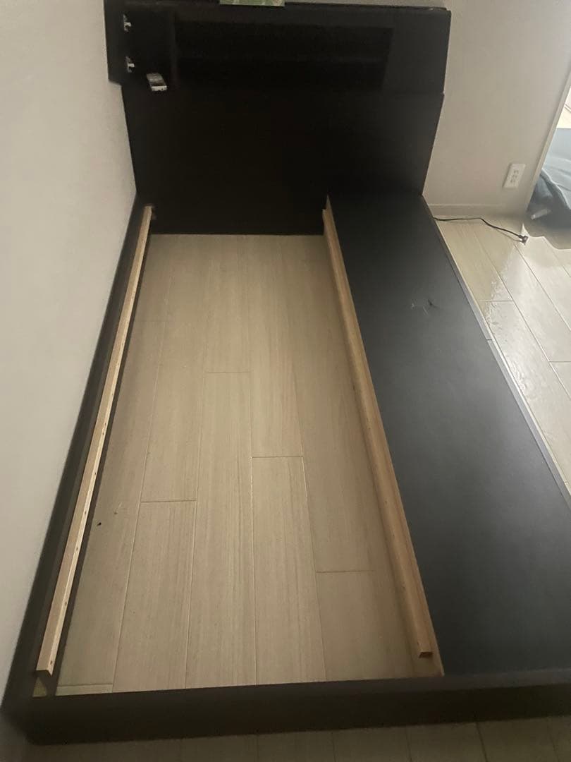 セミダブルベッドフレーム・マットレス付き