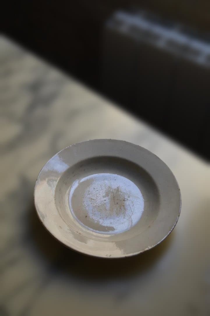 ショワジー・ル・ロワ　美しい気配の白皿（17㎝）古道具坂田