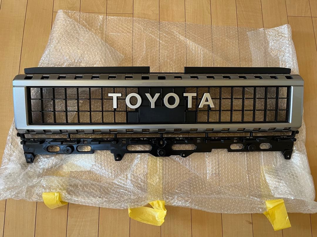 トヨタ　ランドクルーザー250 VX純正パーツ　ラジエーターグリル
