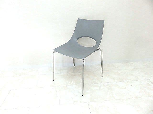 美品　カリガリス アームレスチェア スタッキング可 ダイニングチェア ACTUS