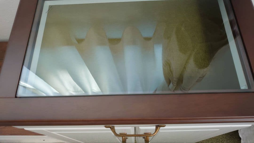 白色キャビネット棚 上部ガラス面引き出し付き