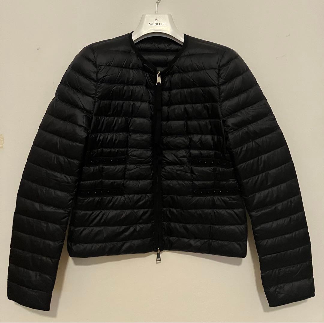 Moncler モンクレール　ビーズ飾りの素敵なライトダウンノーカラージャケット
