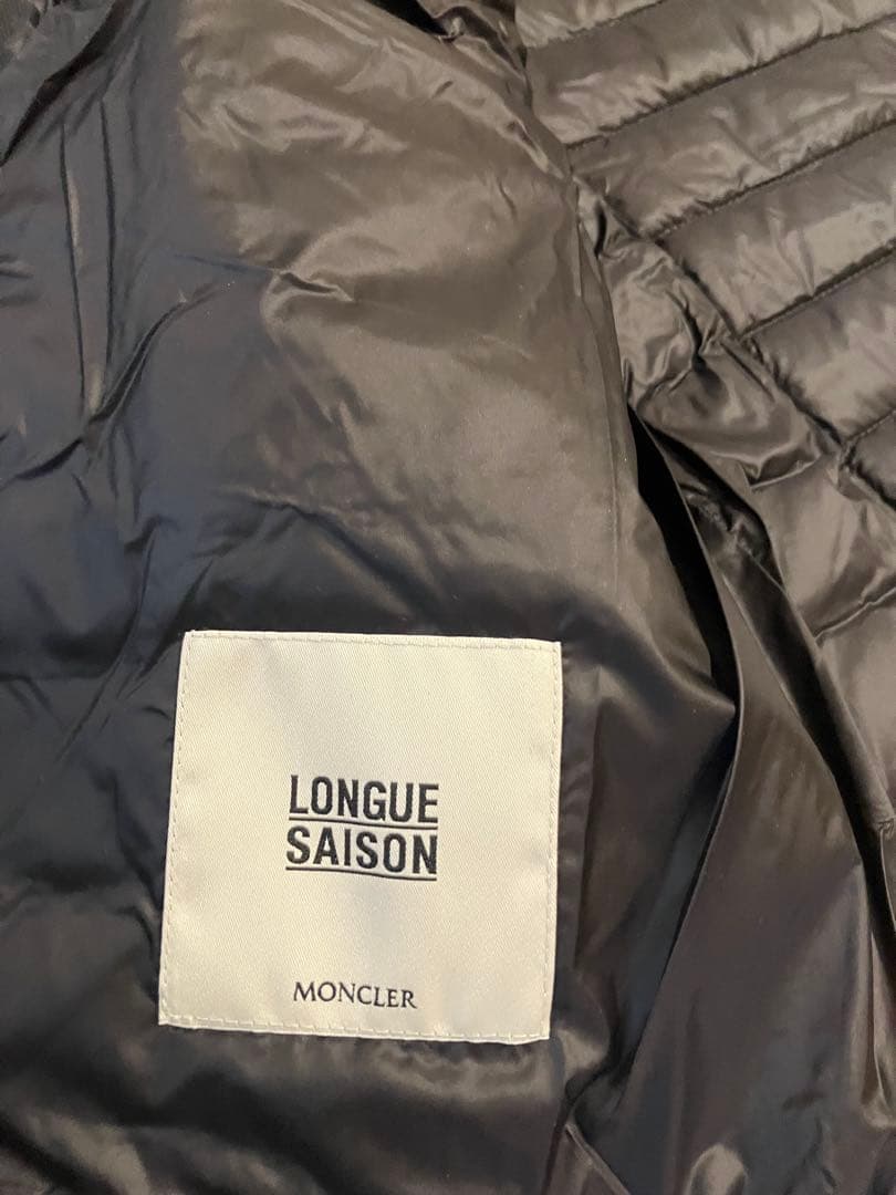 Moncler モンクレール　ビーズ飾りの素敵なライトダウンノーカラージャケット