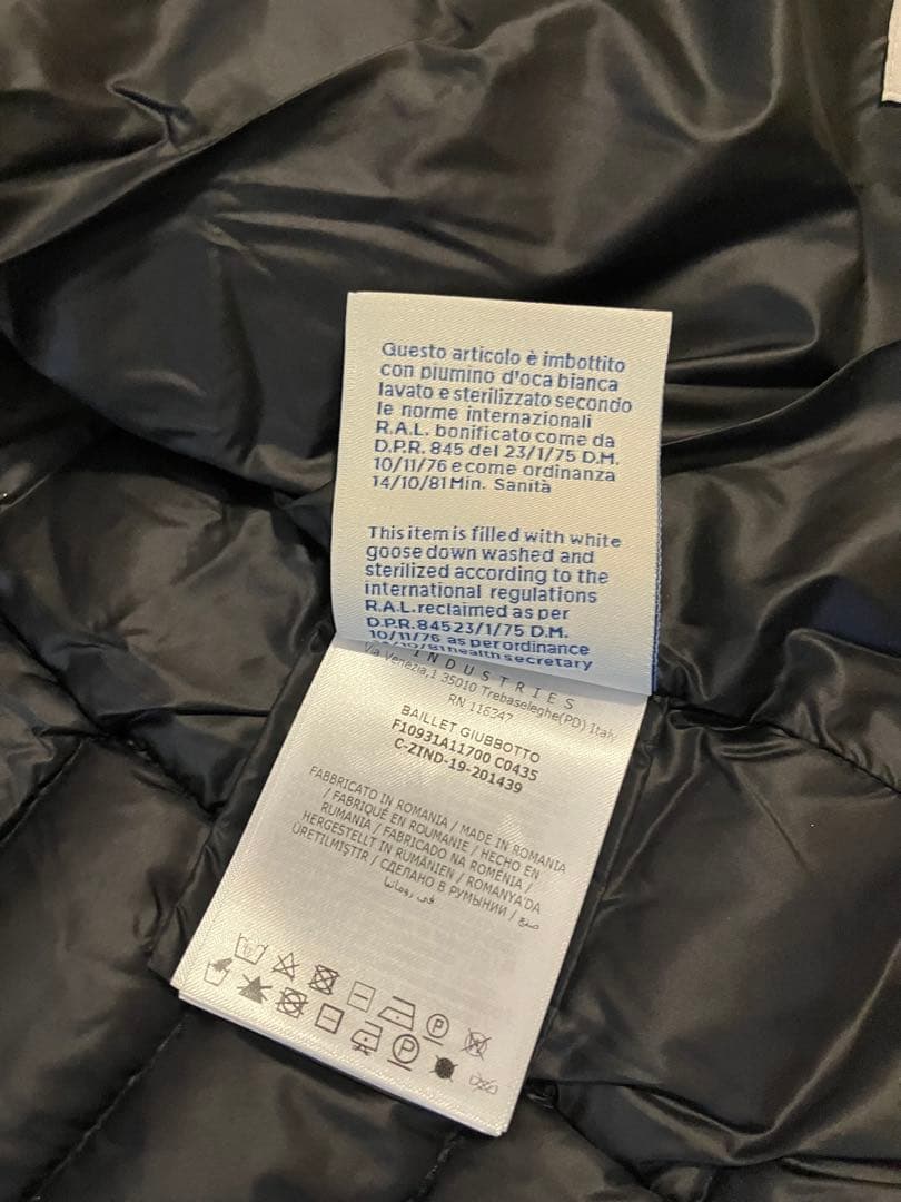 Moncler モンクレール　ビーズ飾りの素敵なライトダウンノーカラージャケット