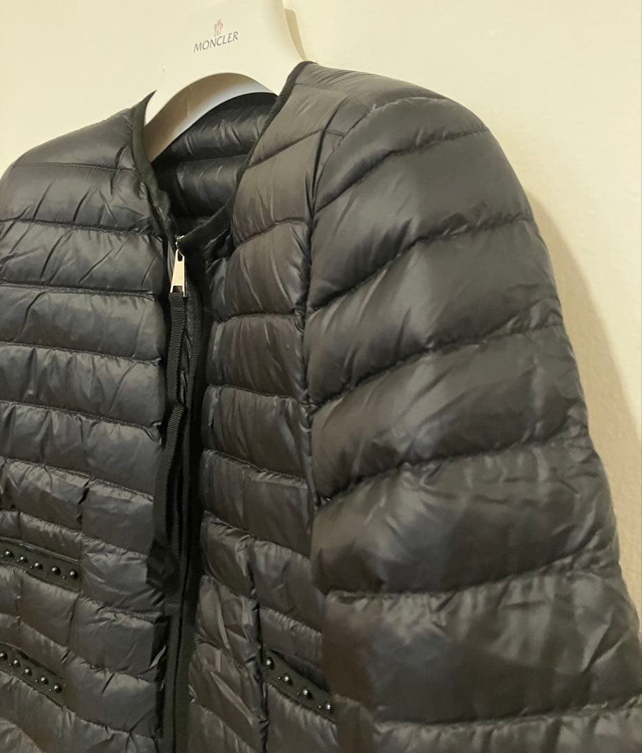 Moncler モンクレール　ビーズ飾りの素敵なライトダウンノーカラージャケット