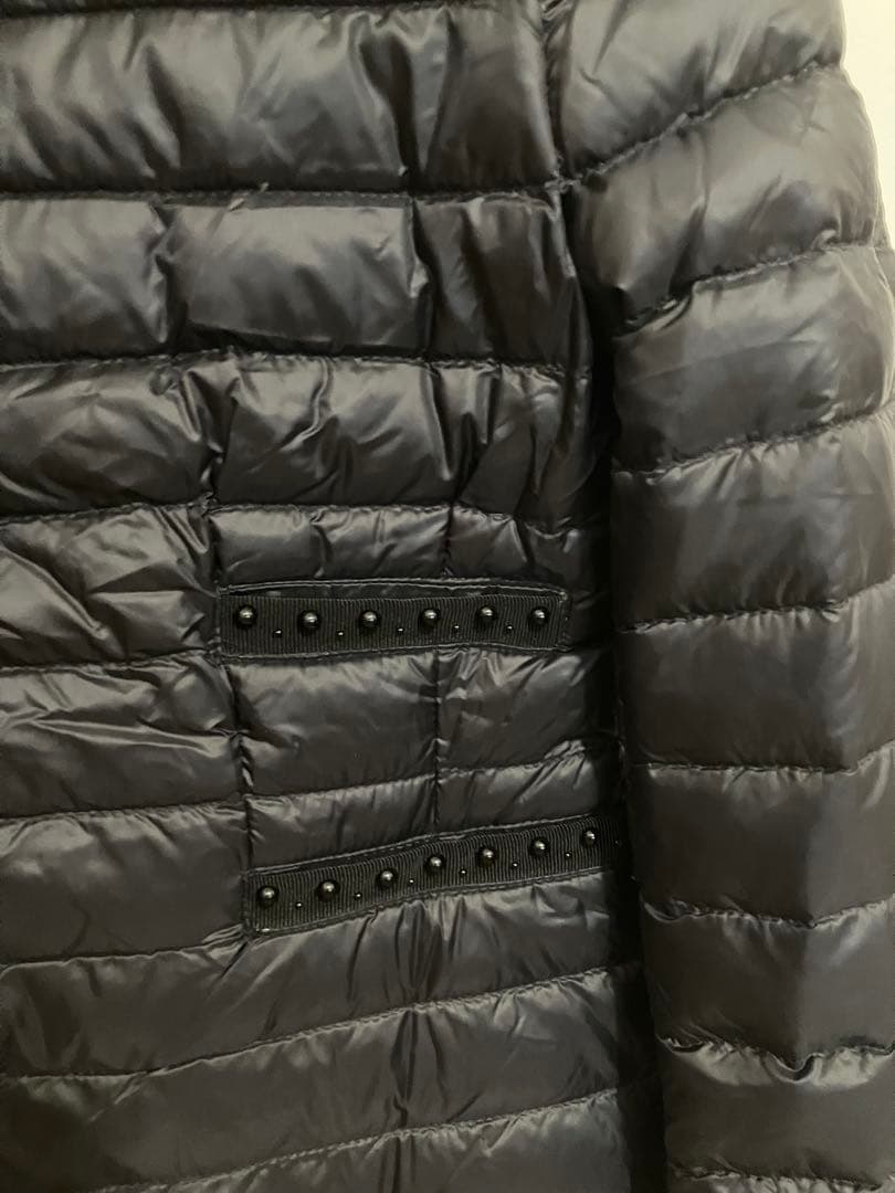 Moncler モンクレール　ビーズ飾りの素敵なライトダウンノーカラージャケット