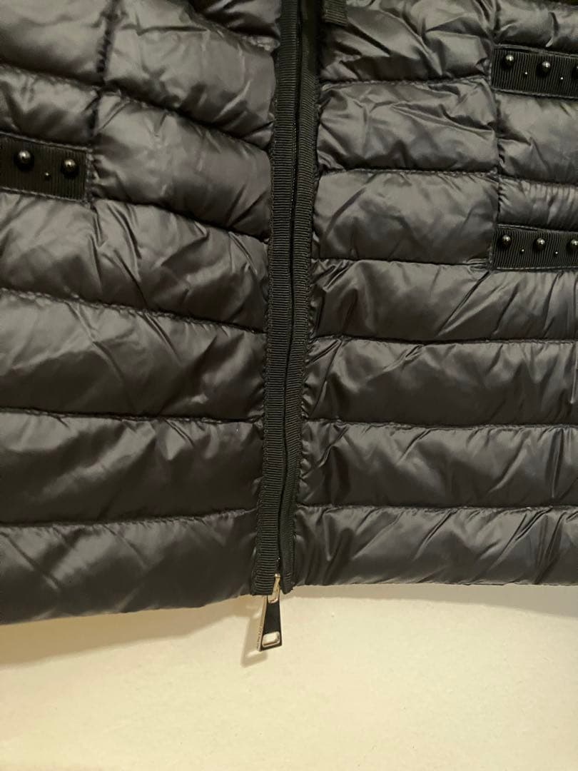 Moncler モンクレール　ビーズ飾りの素敵なライトダウンノーカラージャケット