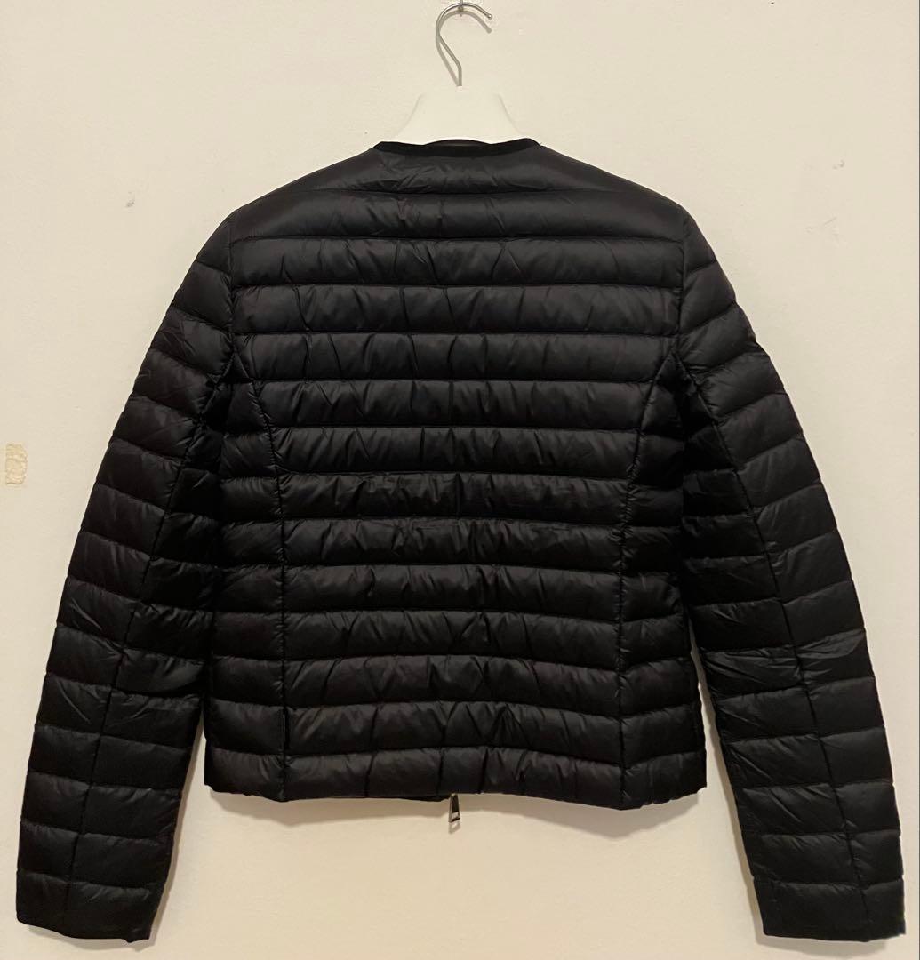 Moncler モンクレール　ビーズ飾りの素敵なライトダウンノーカラージャケット