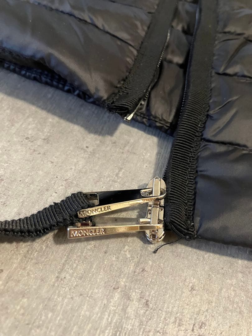 Moncler モンクレール　ビーズ飾りの素敵なライトダウンノーカラージャケット