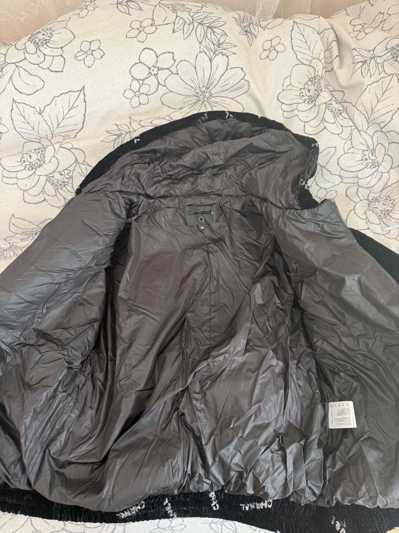 【CHANEL】ブラック ダウンジャケット フード付き