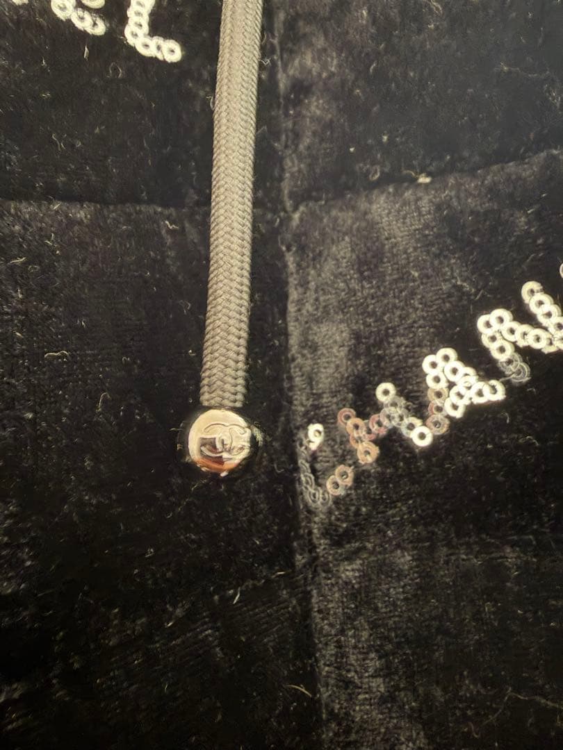 【CHANEL】ブラック ダウンジャケット フード付き