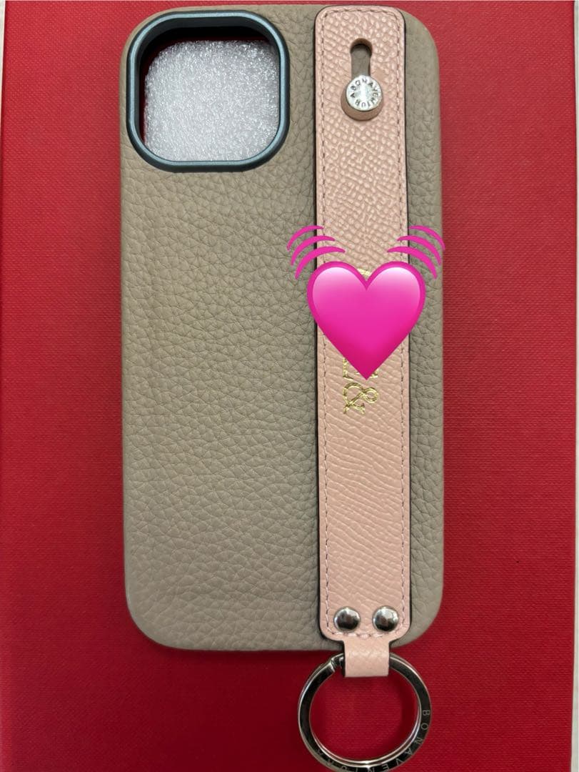 ボナベンチュラiPhone15ハンドル付スマホケース刻印入グレージュシェル